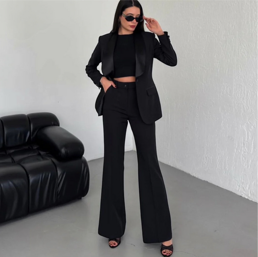 Tailleur comodo ed elegante con giacca con collo raso, ideale per tutte le occasioni !!in tutte le taglie e colori disponibili.