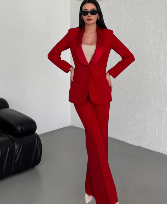 Tailleur comodo ed elegante con giacca con collo raso, ideale per tutte le occasioni !!in tutte le taglie e colori disponibili.